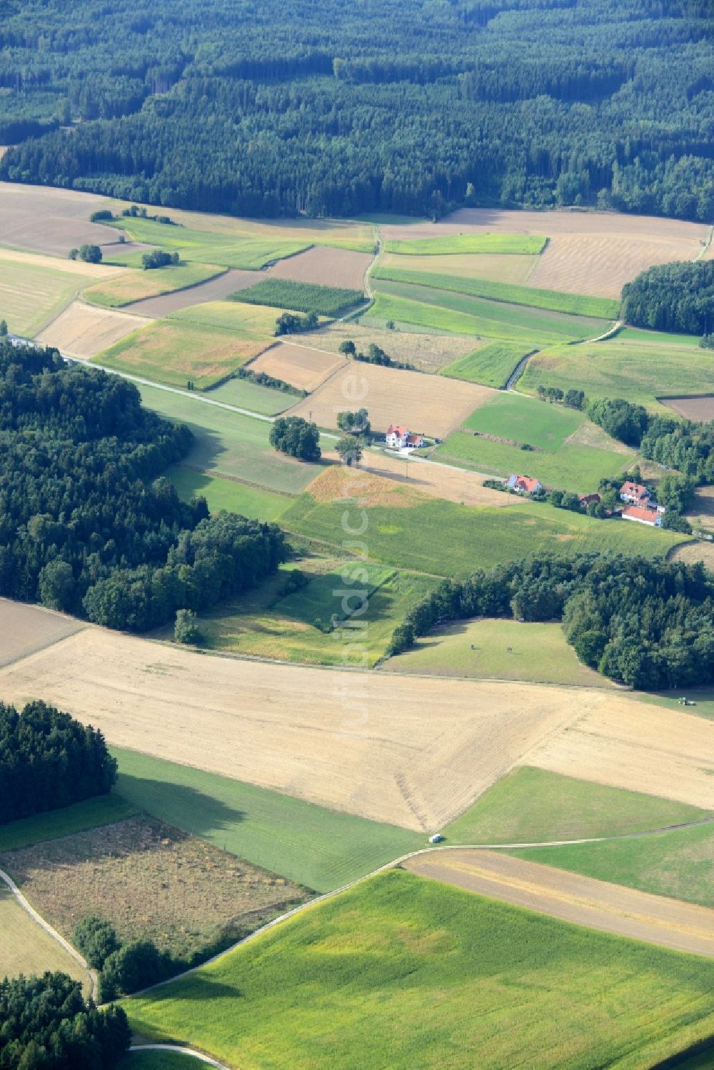 Luftaufnahme Pfaffenhofen - Grasflächen- Strukturen einer Feld- Landschaft in Pfaffenhofen im Bundesland Bayern