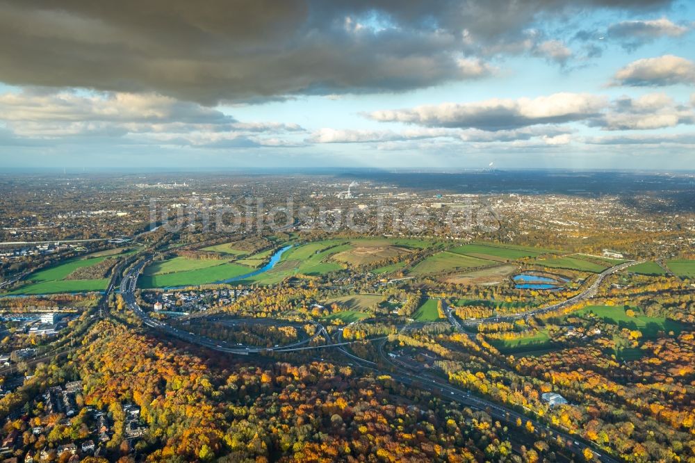 Luftaufnahme Mülheim an der Ruhr - Grasflächen- Strukturen einer Feld- Landschaft Styrumer Ruhraue in Mülheim an der Ruhr im Bundesland Nordrhein-Westfalen, Deutschland