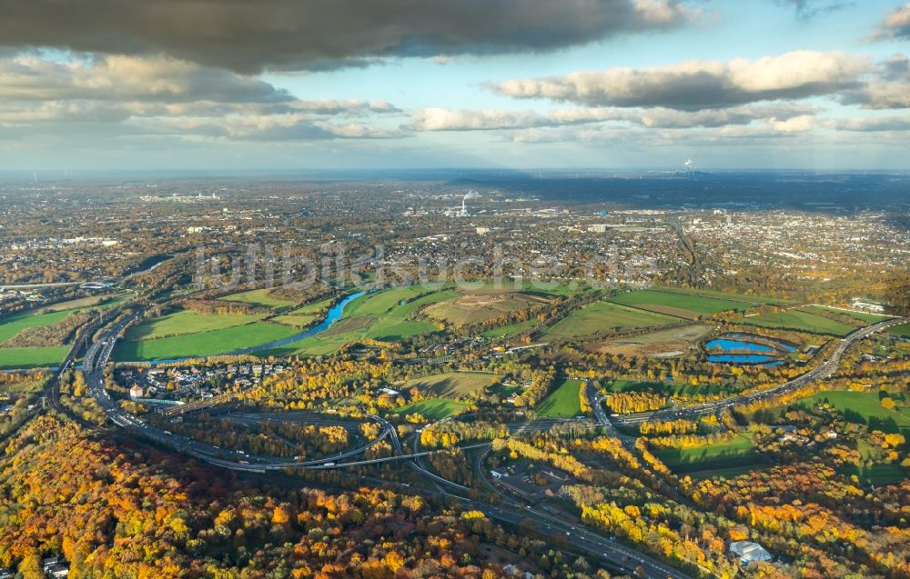 Mülheim an der Ruhr von oben - Grasflächen- Strukturen einer Feld- Landschaft Styrumer Ruhraue in Mülheim an der Ruhr im Bundesland Nordrhein-Westfalen, Deutschland