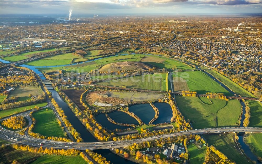 Luftaufnahme Mülheim an der Ruhr - Grasflächen- Strukturen einer Feld- Landschaft Styrumer Ruhraue in Mülheim an der Ruhr im Bundesland Nordrhein-Westfalen, Deutschland