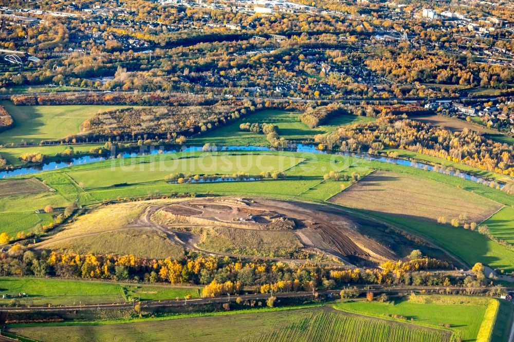 Mülheim an der Ruhr von oben - Grasflächen- Strukturen einer Feld- Landschaft Styrumer Ruhraue in Mülheim an der Ruhr im Bundesland Nordrhein-Westfalen, Deutschland