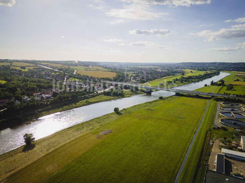 Luftbild Dresden - Grasflächen- Strukturen einer Feld- Landschaft am Ufer der Elbe in Dresden im Bundesland Sachsen, Deutschland