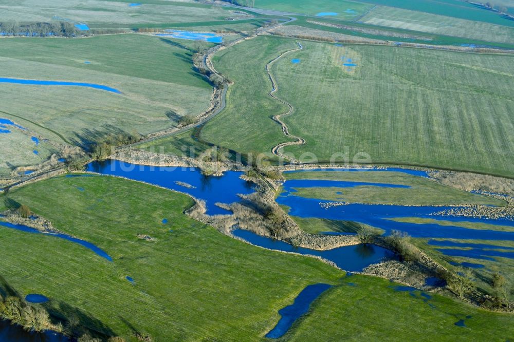 Luftaufnahme Tangermünde - Grasflächen- Strukturen einer Feld- Landschaft am Ufer der Elbe in Tangermünde im Bundesland Sachsen-Anhalt, Deutschland