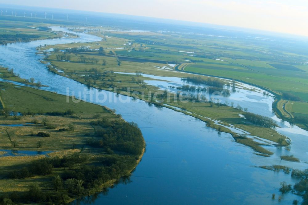 Luftbild Tangermünde - Grasflächen- Strukturen einer Feld- Landschaft am Ufer der Elbe in Tangermünde im Bundesland Sachsen-Anhalt, Deutschland