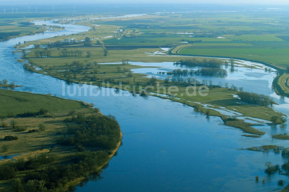 Luftaufnahme Tangermünde - Grasflächen- Strukturen einer Feld- Landschaft am Ufer der Elbe in Tangermünde im Bundesland Sachsen-Anhalt, Deutschland