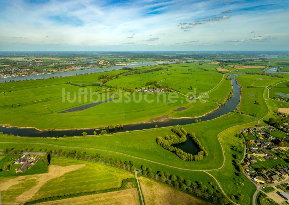 Luftbild Kleve - Grasflächen- Strukturen einer Feld- Landschaft am Ufer des Flußverlaufes des Griethauser Altrhein in Kleve im Bundesland Nordrhein-Westfalen, Deutschland