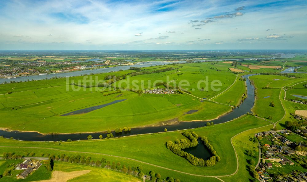 Luftaufnahme Kleve - Grasflächen- Strukturen einer Feld- Landschaft am Ufer des Flußverlaufes des Griethauser Altrhein in Kleve im Bundesland Nordrhein-Westfalen, Deutschland