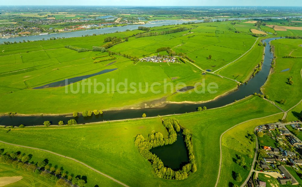 Kleve von oben - Grasflächen- Strukturen einer Feld- Landschaft am Ufer des Flußverlaufes des Griethauser Altrhein in Kleve im Bundesland Nordrhein-Westfalen, Deutschland