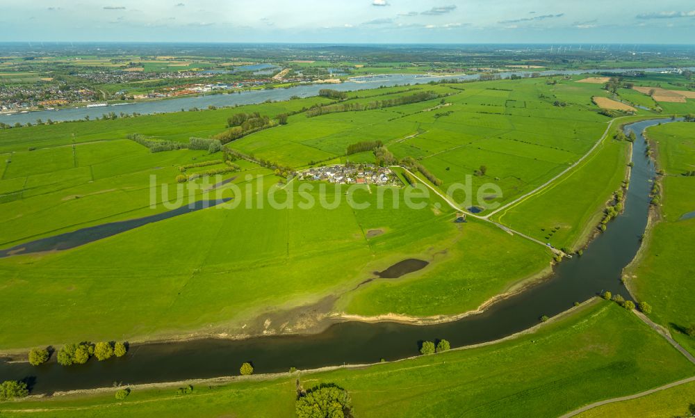 Kleve aus der Vogelperspektive: Grasflächen- Strukturen einer Feld- Landschaft am Ufer des Flußverlaufes des Griethauser Altrhein in Kleve im Bundesland Nordrhein-Westfalen, Deutschland