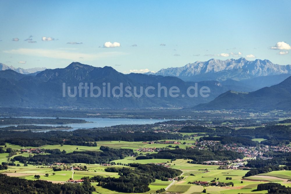 Halfing aus der Vogelperspektive: Grasflächen- Strukturen einer Feld- Landschaft und Wald-Landschaft mit Blick über den Chiemsee in die Alpen in Halfing im Bundesland Bayern, Deutschland