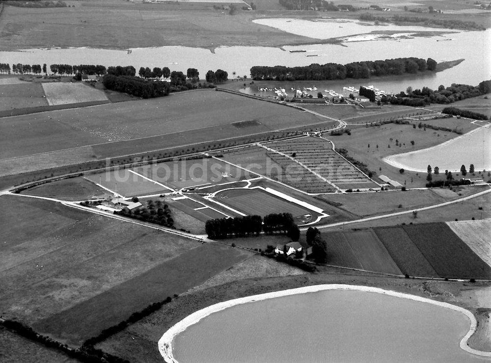 Luftbild Wesel - Grasflächen- Strukturen einer Feld- Landschaft Weseler Rheinaue in Wesel im Bundesland Nordrhein-Westfalen, Deutschland