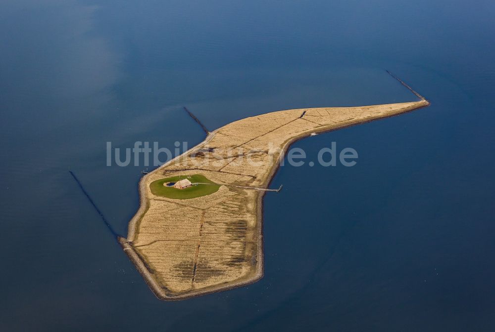 Habel aus der Vogelperspektive: Grasflächen- Strukturen einer Hallig- Landschaft in Habel im Bundesland Schleswig-Holstein, Deutschland