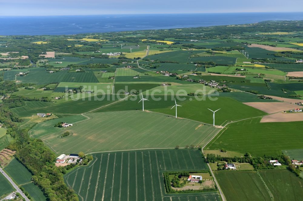 Luftaufnahme Klemensker - Grasflächen- Strukturen einer Hallig- Landschaft in Klemensker in Region Hovedstaden, Dänemark