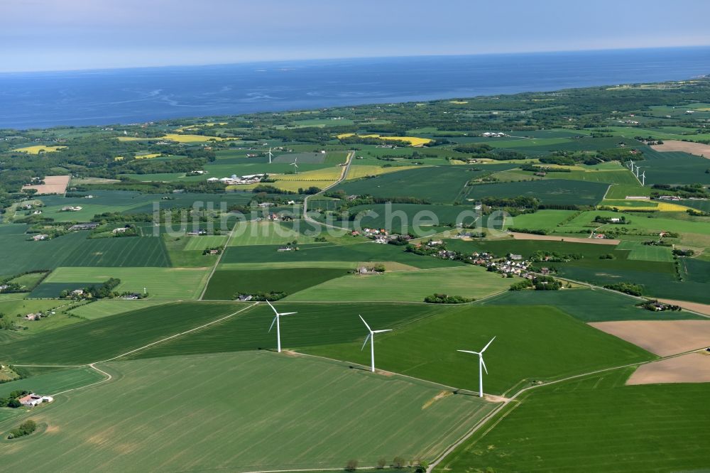 Klemensker von oben - Grasflächen- Strukturen einer Hallig- Landschaft in Klemensker in Region Hovedstaden, Dänemark