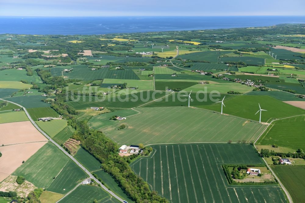 Klemensker aus der Vogelperspektive: Grasflächen- Strukturen einer Hallig- Landschaft in Klemensker in Region Hovedstaden, Dänemark