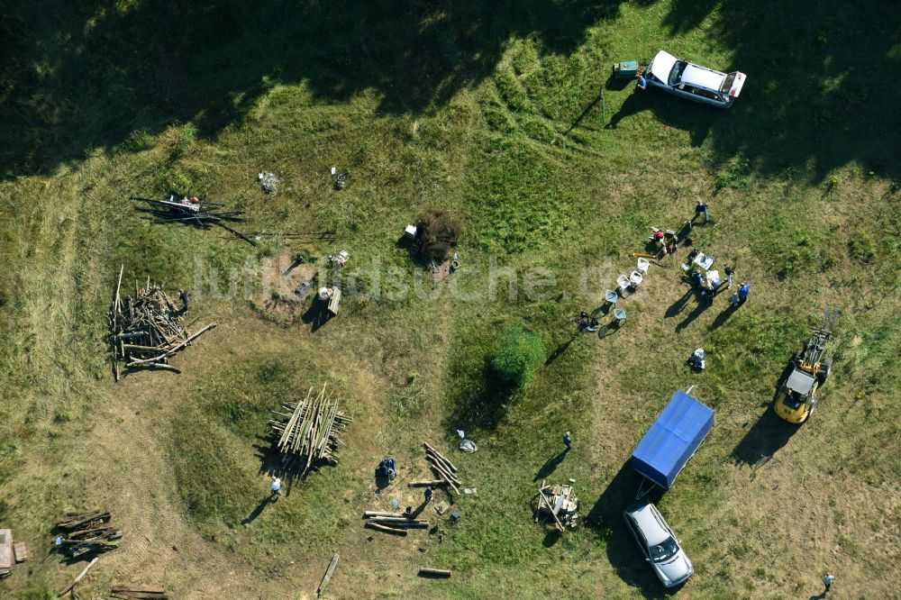 Bernau von oben - Grasflächen- Strukturen mit Teilnehmern eines Lagerfeuer- Treffens in Bernau im Bundesland Brandenburg, Deutschland