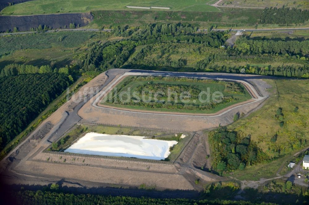 Helbra aus der Vogelperspektive: Grashügel und Bergbau- Anlagen im Süden von Helbra im Bundesland Sachsen-Anhalt