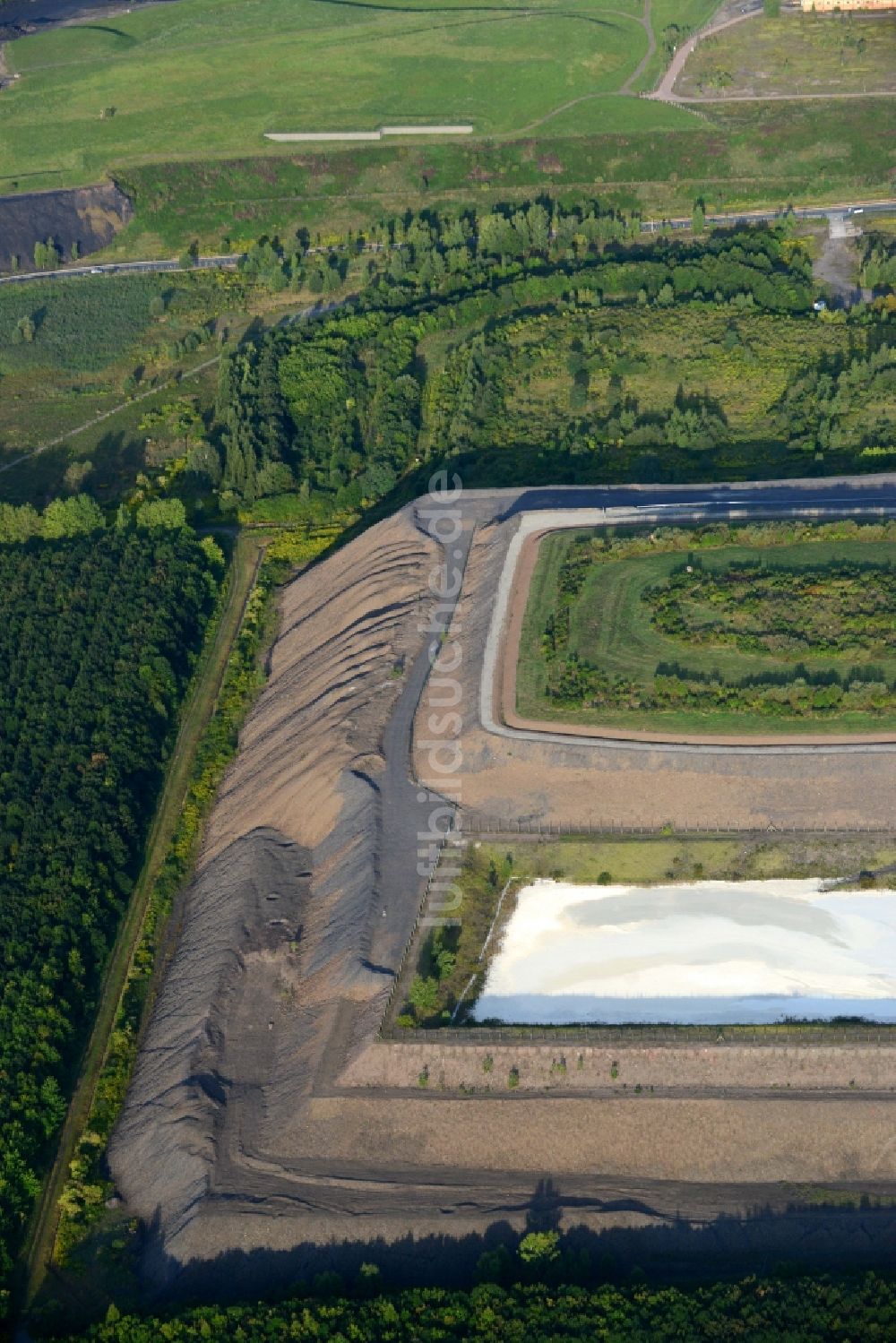 Luftaufnahme Helbra - Grashügel und Bergbau- Anlagen im Süden von Helbra im Bundesland Sachsen-Anhalt