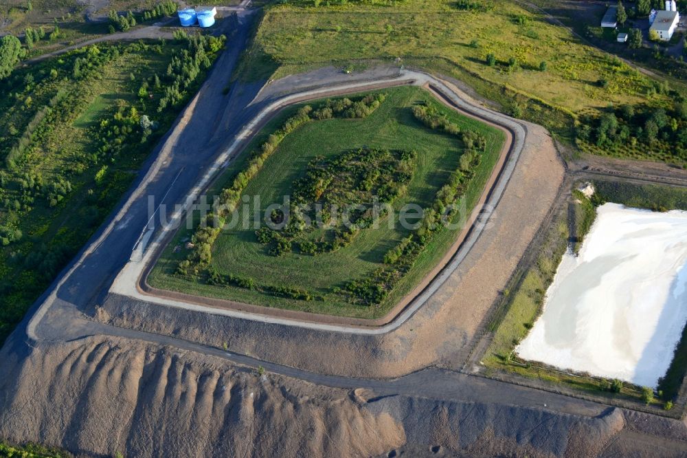 Luftbild Helbra - Grashügel und Bergbau- Anlagen im Süden von Helbra im Bundesland Sachsen-Anhalt