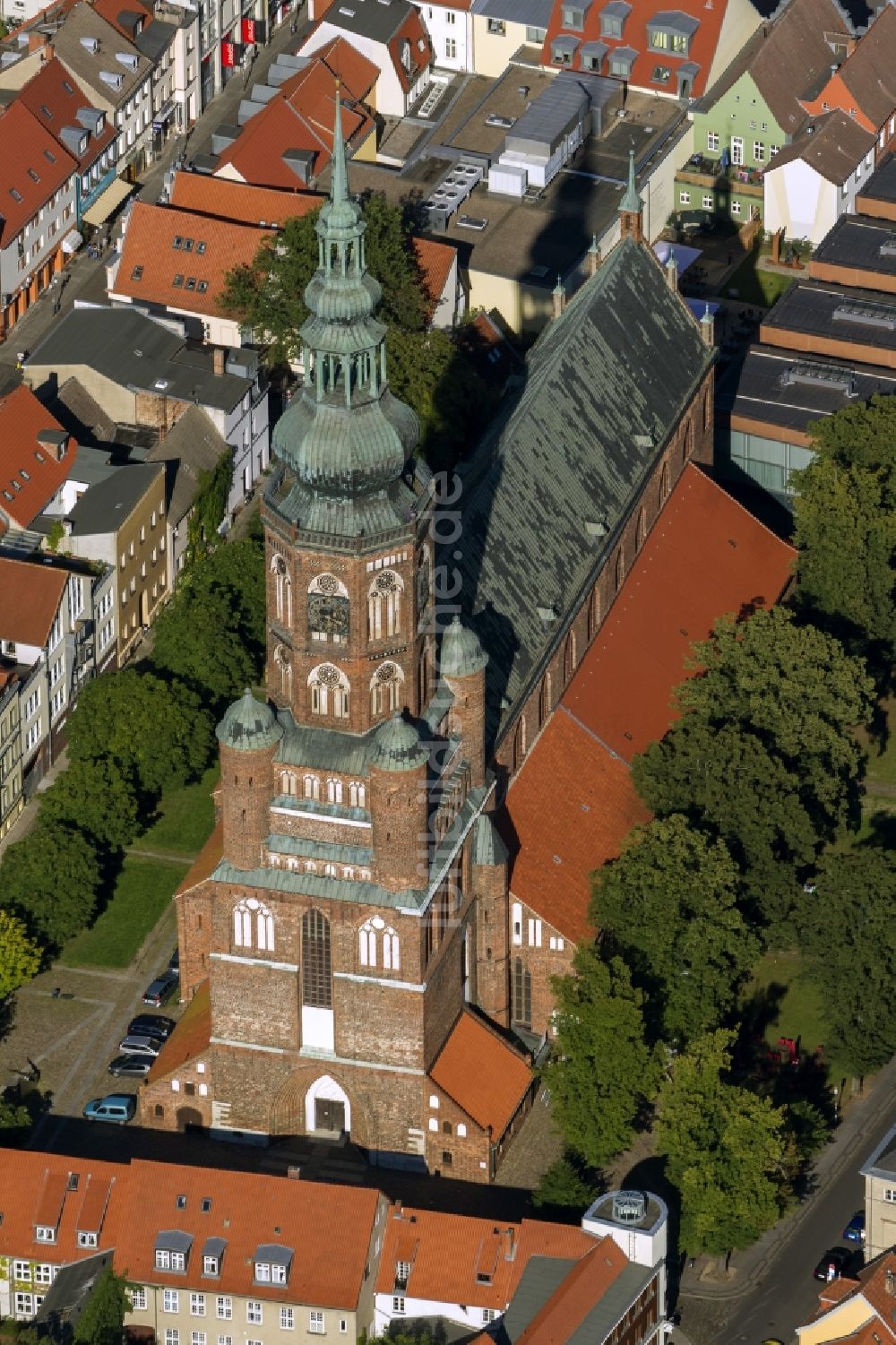Luftaufnahme Hansestadt Greifswald - Greifswalder Dom St.Nikolai - größte Kirche der Stadt Greifswald im Bundesland Mecklenburg-Vorpommern