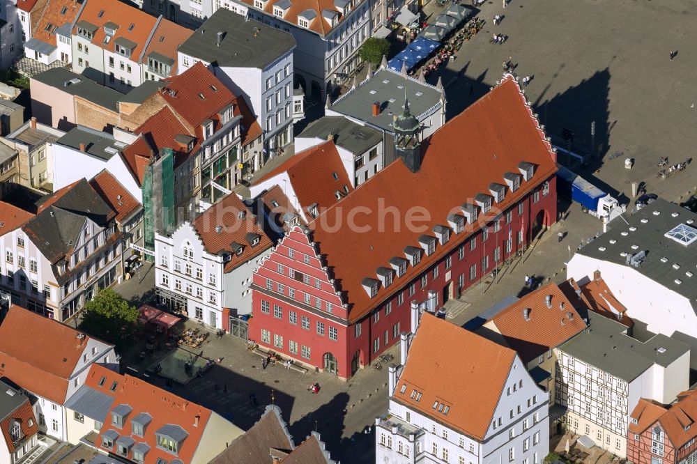 Hansestadt Greifswald von oben - Greifswalder Markt mit historischen Rathaus im Zentrum der Hansestadt Greifswald im Bundesland Mecklenburg-Vorpommern