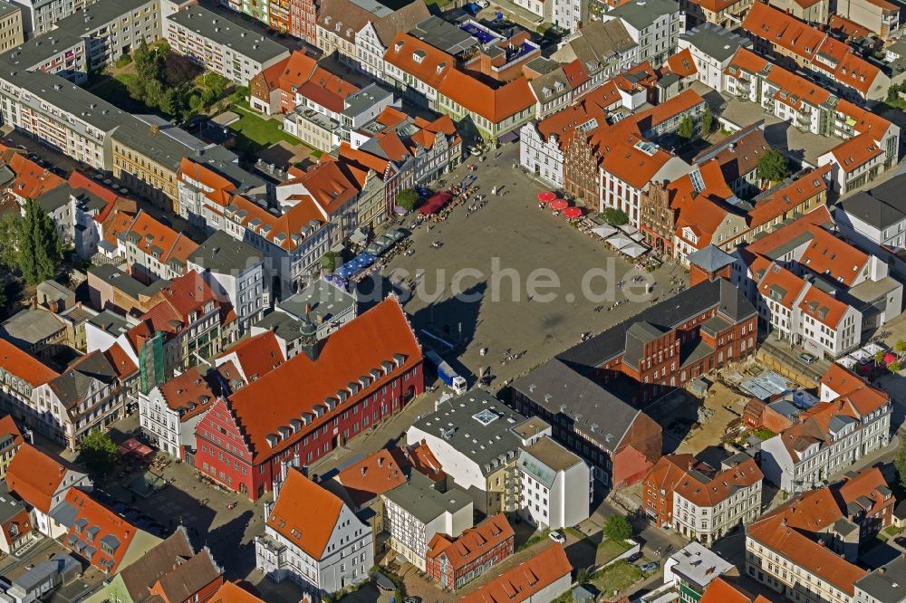 Luftbild Hansestadt Greifswald - Greifswalder Markt mit historischen Rathaus im Zentrum der Hansestadt Greifswald im Bundesland Mecklenburg-Vorpommern