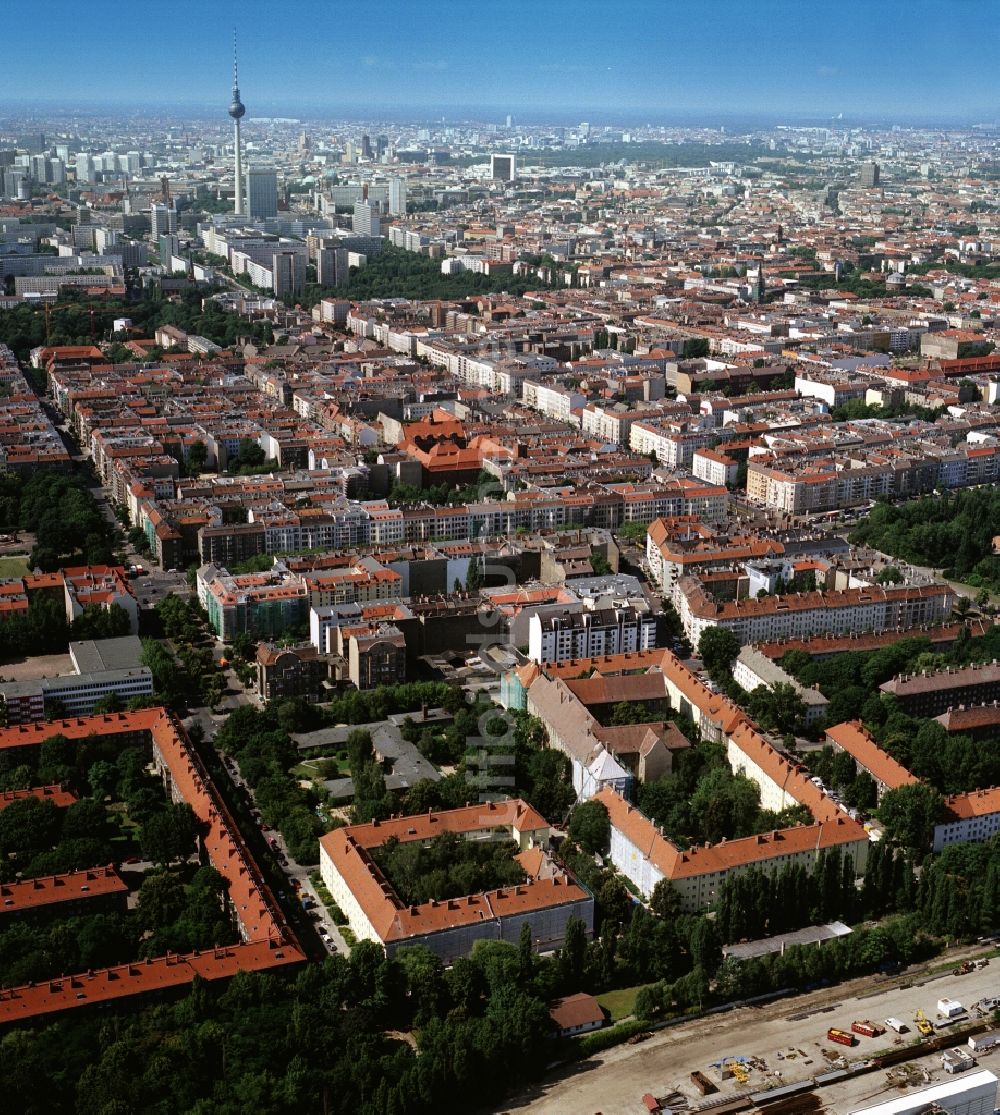 Berlin-Prenzlauer-Berg von oben - Greifswalder Straße eine Magistrale zur Berliner City Ost in Berlin im Stadtbezirk Berlin-Prenzlauer-Berg