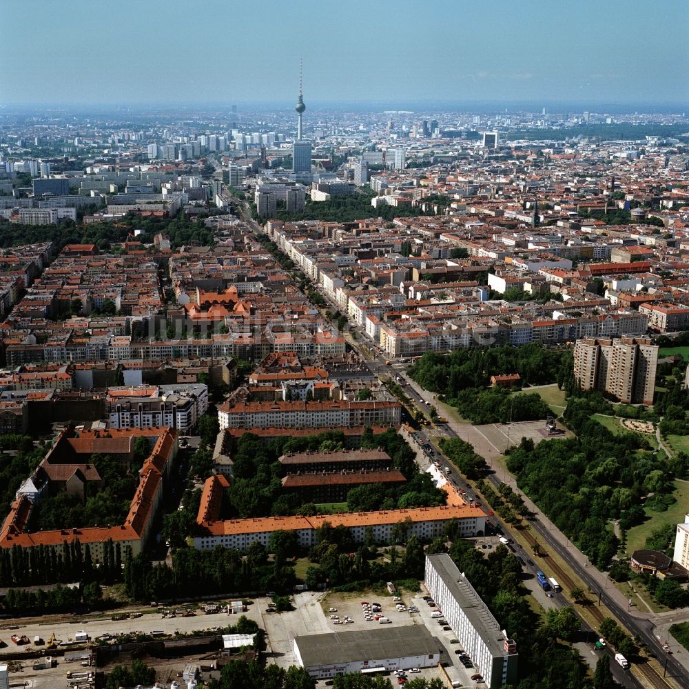 Berlin-Prenzlauer-Berg aus der Vogelperspektive: Greifswalder Straße eine Magistrale zur Berliner City Ost in Berlin im Stadtbezirk Berlin-Prenzlauer-Berg