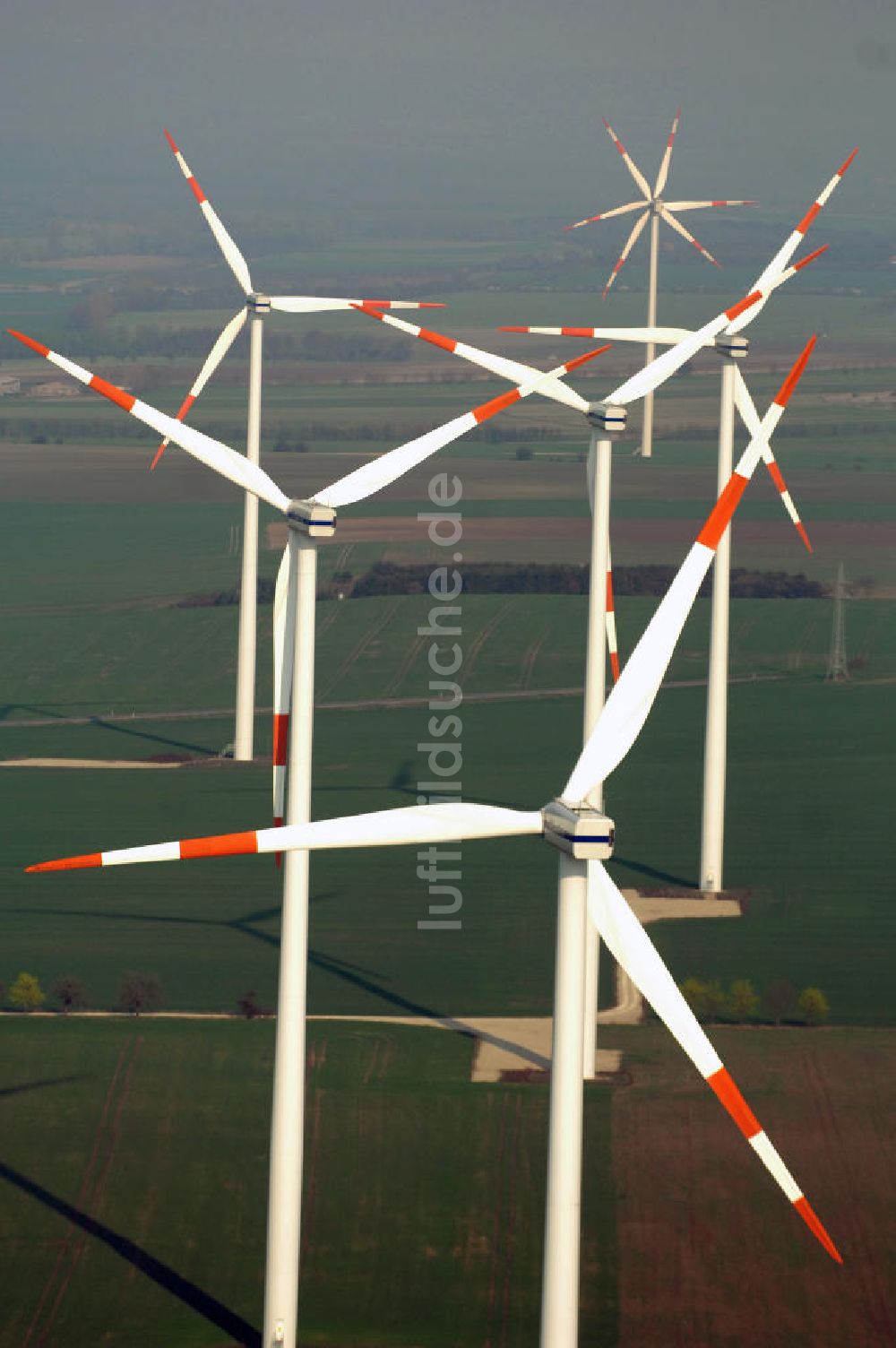 Luftbild GREUßEN - GREUßEN 10.04.2009 Blick auf die VESTAS Windkraftfelder südlich von Greußen in Sachsen-Anhalt.