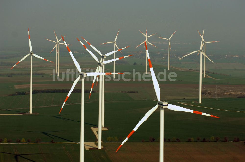 Luftaufnahme GREUßEN - GREUßEN 10.04.2009 Blick auf die VESTAS Windkraftfelder südlich von Greußen in Sachsen-Anhalt.