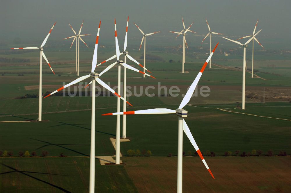 GREUßEN von oben - GREUßEN 10.04.2009 Blick auf die VESTAS Windkraftfelder südlich von Greußen in Sachsen-Anhalt.