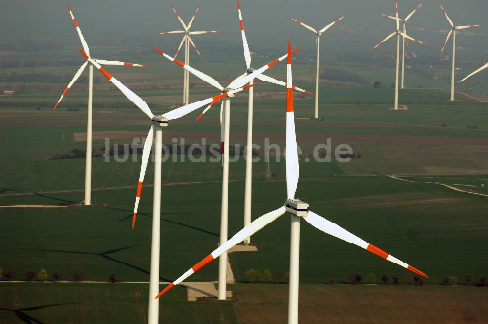 Luftaufnahme GREUßEN - GREUßEN 10.04.2009 Blick auf die VESTAS Windkraftfelder südlich von Greußen in Sachsen-Anhalt.