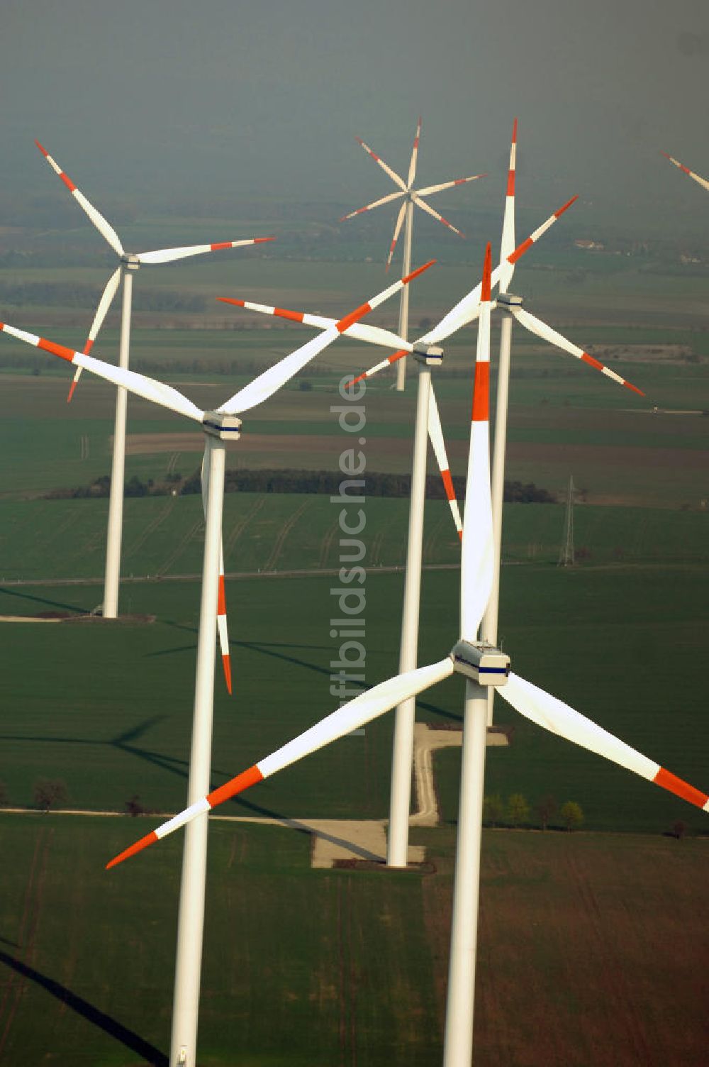 GREUßEN von oben - GREUßEN 10.04.2009 Blick auf die VESTAS Windkraftfelder südlich von Greußen in Sachsen-Anhalt.