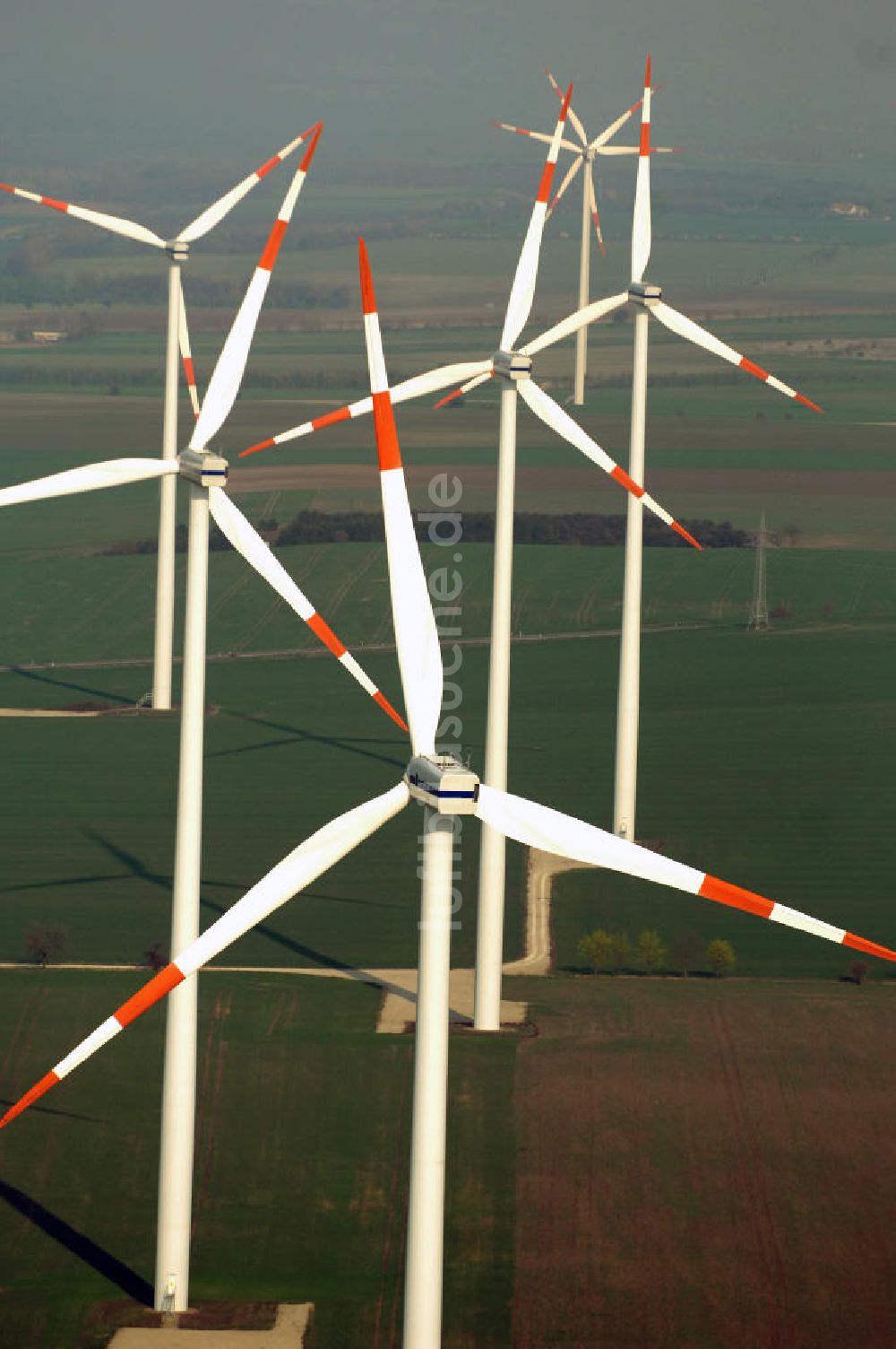 GREUßEN aus der Vogelperspektive: GREUßEN 10.04.2009 Blick auf die VESTAS Windkraftfelder südlich von Greußen in Sachsen-Anhalt.