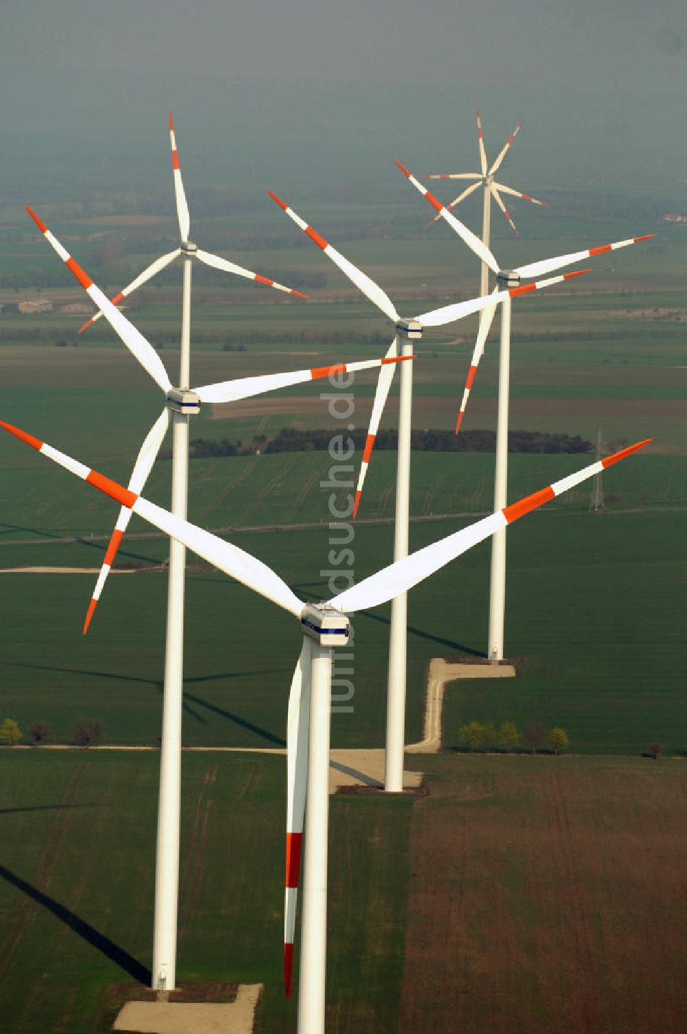 Luftaufnahme GREUßEN - GREUßEN 10.04.2009 Blick auf die VESTAS Windkraftfelder südlich von Greußen in Sachsen-Anhalt.