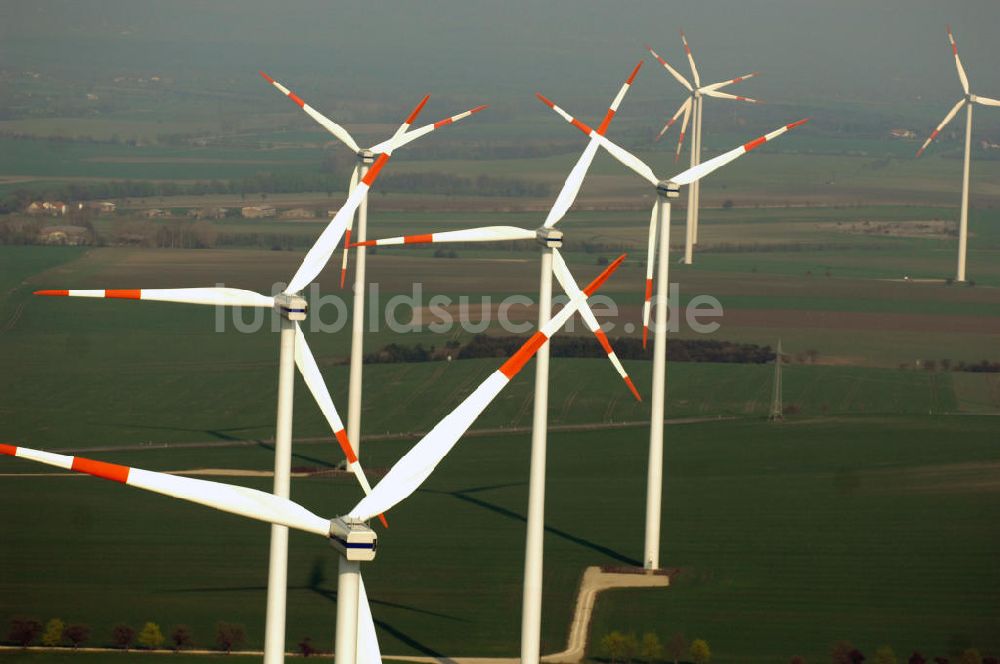 GREUßEN von oben - GREUßEN 10.04.2009 Blick auf die VESTAS Windkraftfelder südlich von Greußen in Sachsen-Anhalt.