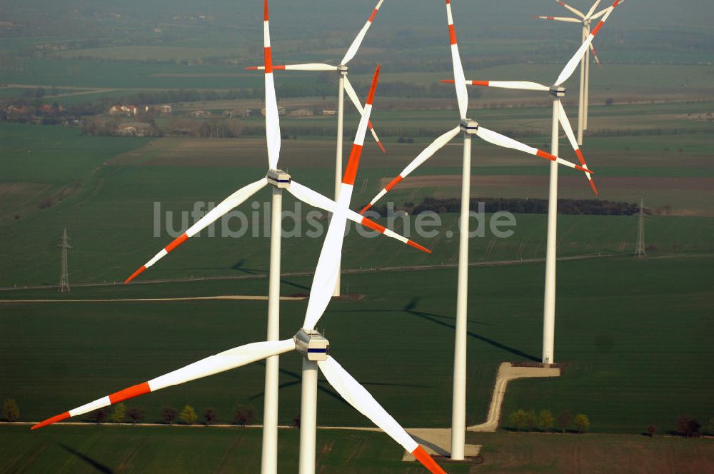 GREUßEN aus der Vogelperspektive: GREUßEN 10.04.2009 Blick auf die VESTAS Windkraftfelder südlich von Greußen in Sachsen-Anhalt.