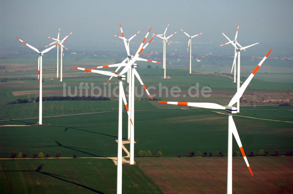 GREUßEN von oben - GREUßEN 10.04.2009 Blick auf die VESTAS Windkraftfelder südlich von Greußen in Sachsen-Anhalt.