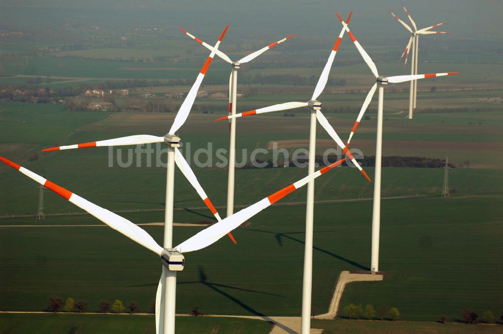 GREUßEN aus der Vogelperspektive: GREUßEN 10.04.2009 Blick auf die VESTAS Windkraftfelder südlich von Greußen in Sachsen-Anhalt.