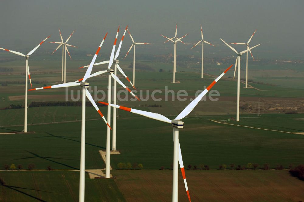 Luftbild GREUßEN - GREUßEN 10.04.2009 Blick auf die VESTAS Windkraftfelder südlich von Greußen in Sachsen-Anhalt.