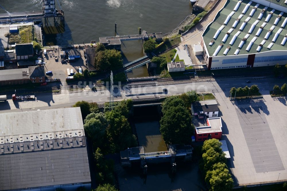 Hamburg von oben - Grevenhof-Schleusenbrücke in Hamburg-Mitte / Steinwerder