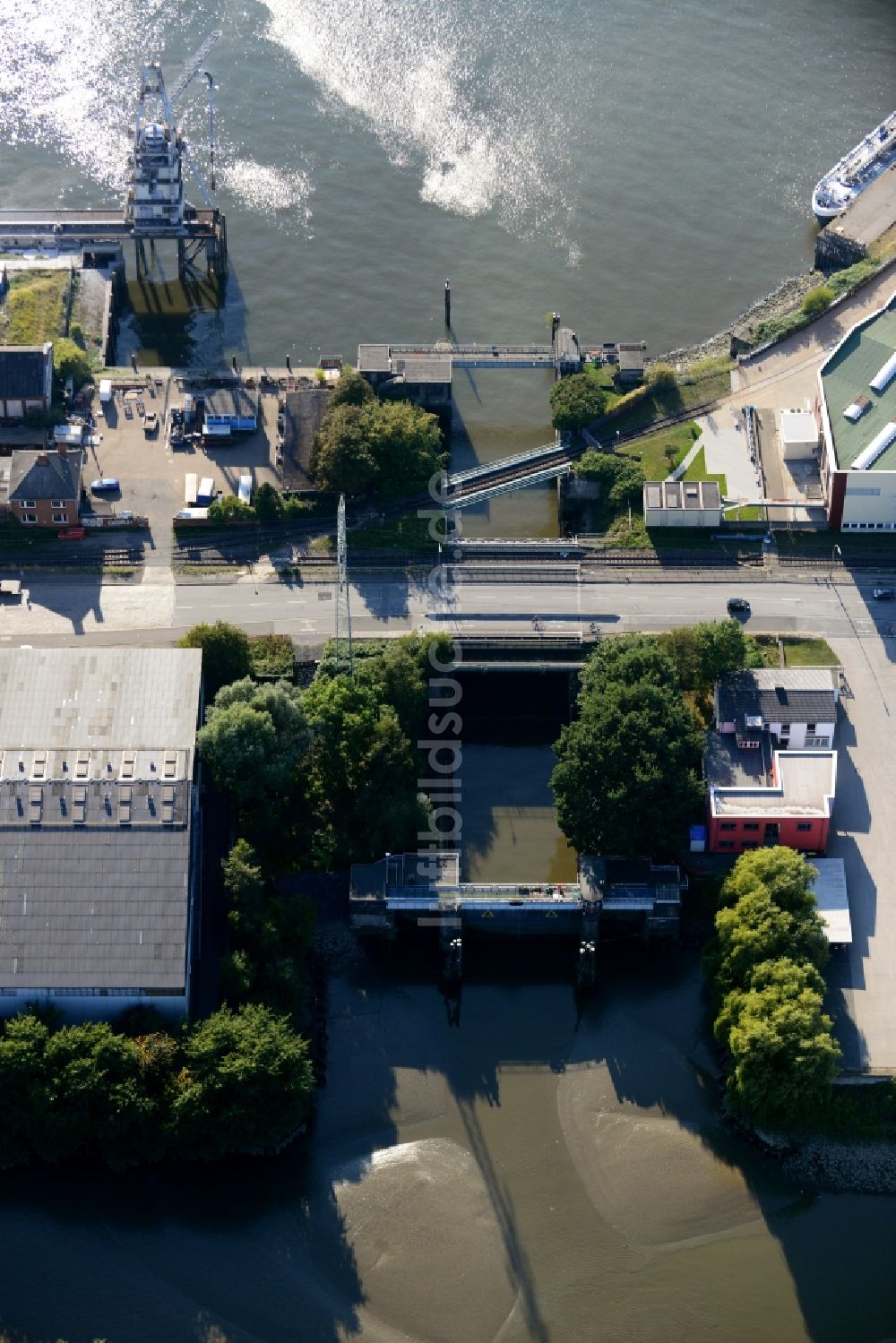 Hamburg aus der Vogelperspektive: Grevenhof-Schleusenbrücke in Hamburg-Mitte / Steinwerder