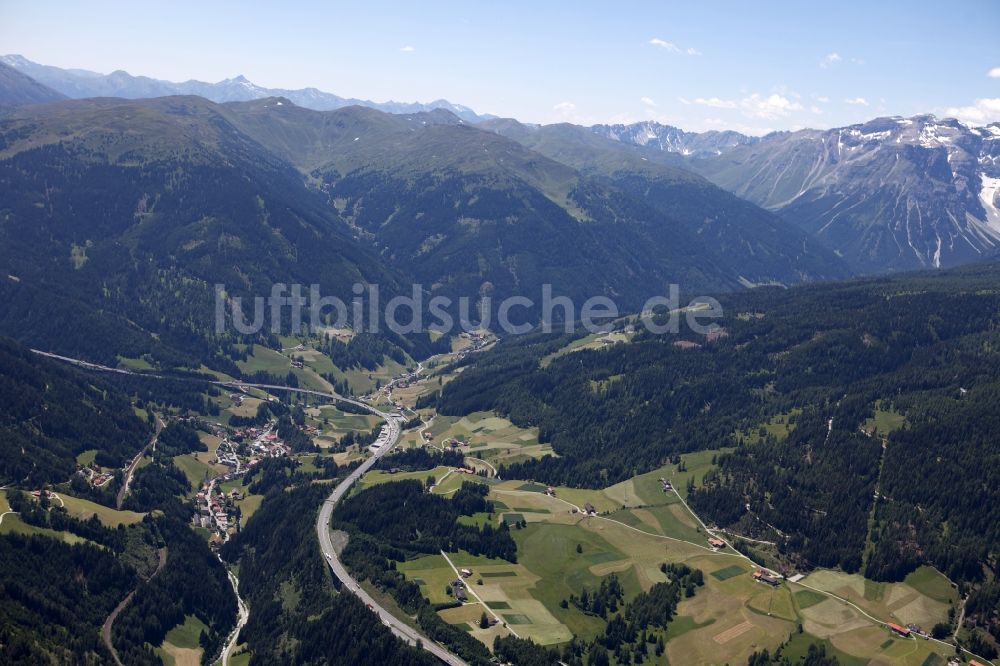 Gries am Brenner aus der Vogelperspektive: Gries am Brenner im Bundesland Tirol in Österreich