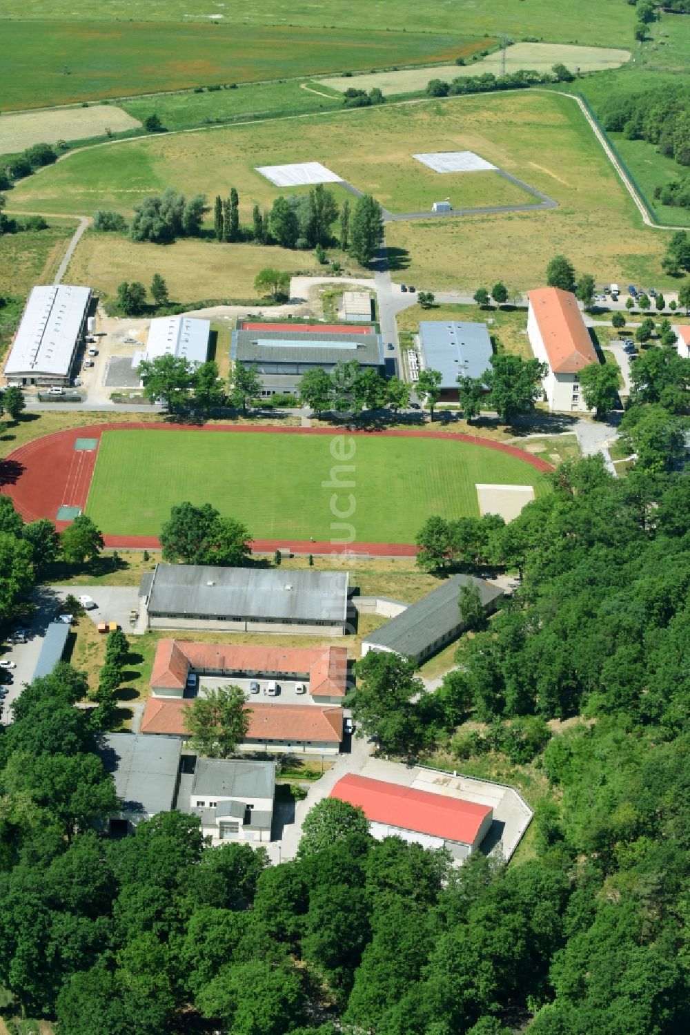 Luftaufnahme Schwielowsee - Grün- farbiger Sportplatz auf dem Gelände der Henning von Tresckow Kaserne in Schwielowsee im Bundesland Brandenburg, Deutschland