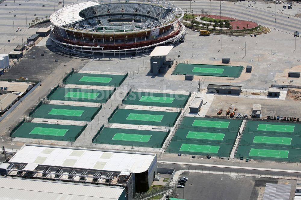 Rio de Janeiro von oben - Grün- farbiger Tennisplatz- Sportanlage im Olympic Tennis Centre am Olympiapark vor den Sommerspielen der Spiele der XXXI. Olympiade in Rio de Janeiro in Rio de Janeiro, Brasilien