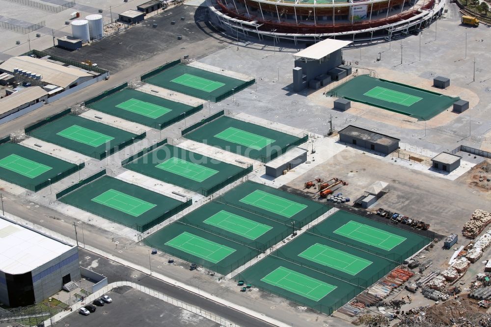 Luftbild Rio de Janeiro - Grün- farbiger Tennisplatz- Sportanlage im Olympic Tennis Centre am Olympiapark vor den Sommerspielen der Spiele der XXXI. Olympiade in Rio de Janeiro in Rio de Janeiro, Brasilien