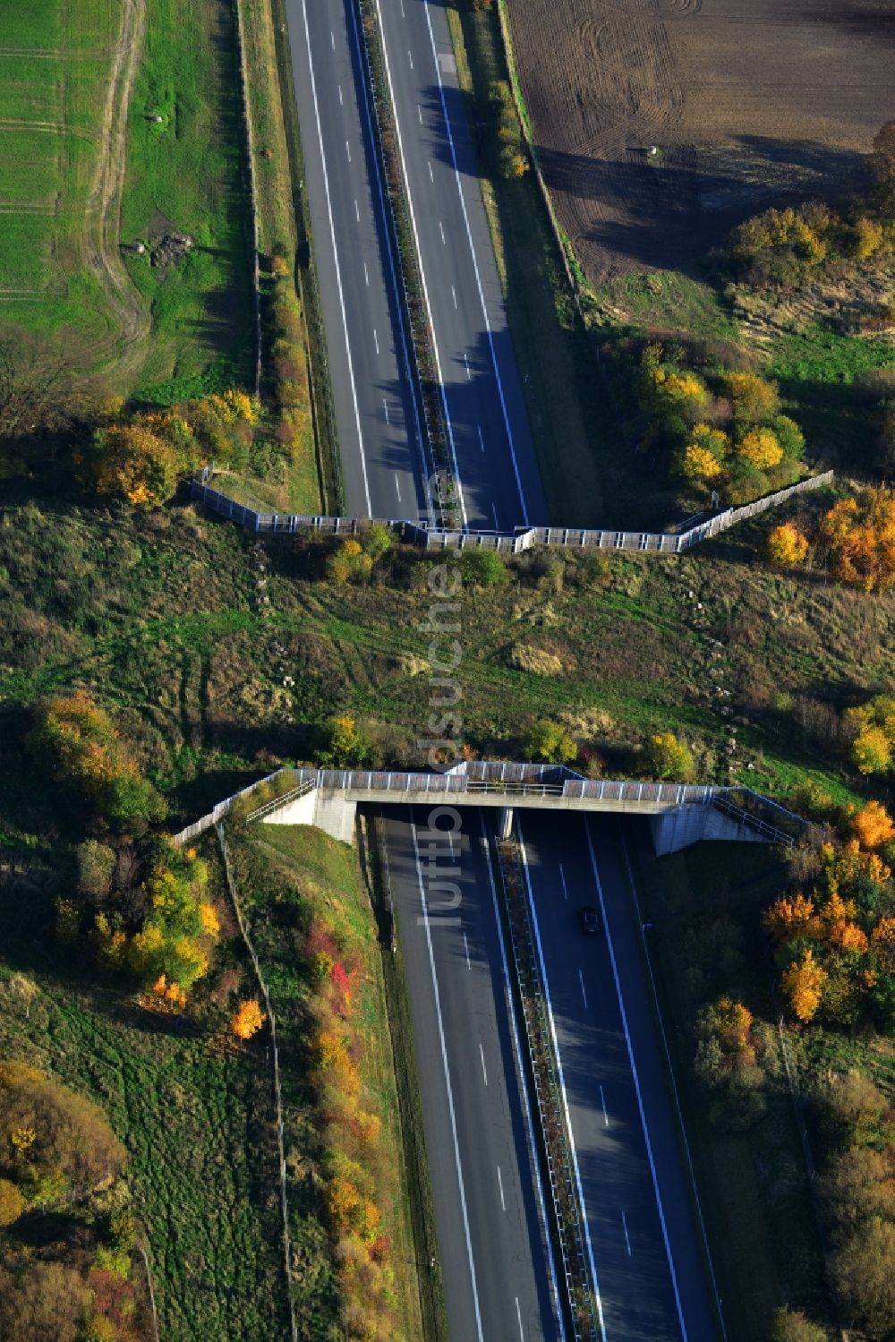 Kublank aus der Vogelperspektive: Grünbrücke - Wildwechselbrücke an der Autobahn A20 bei Kublank im Bundesland Mecklenburg-Vorpommern