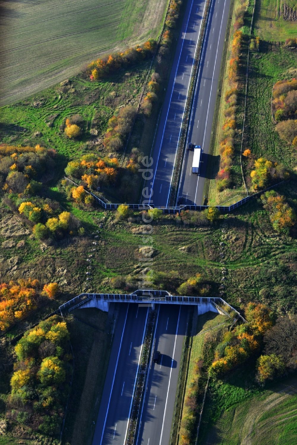 Kublank aus der Vogelperspektive: Grünbrücke - Wildwechselbrücke an der Autobahn A20 bei Kublank im Bundesland Mecklenburg-Vorpommern