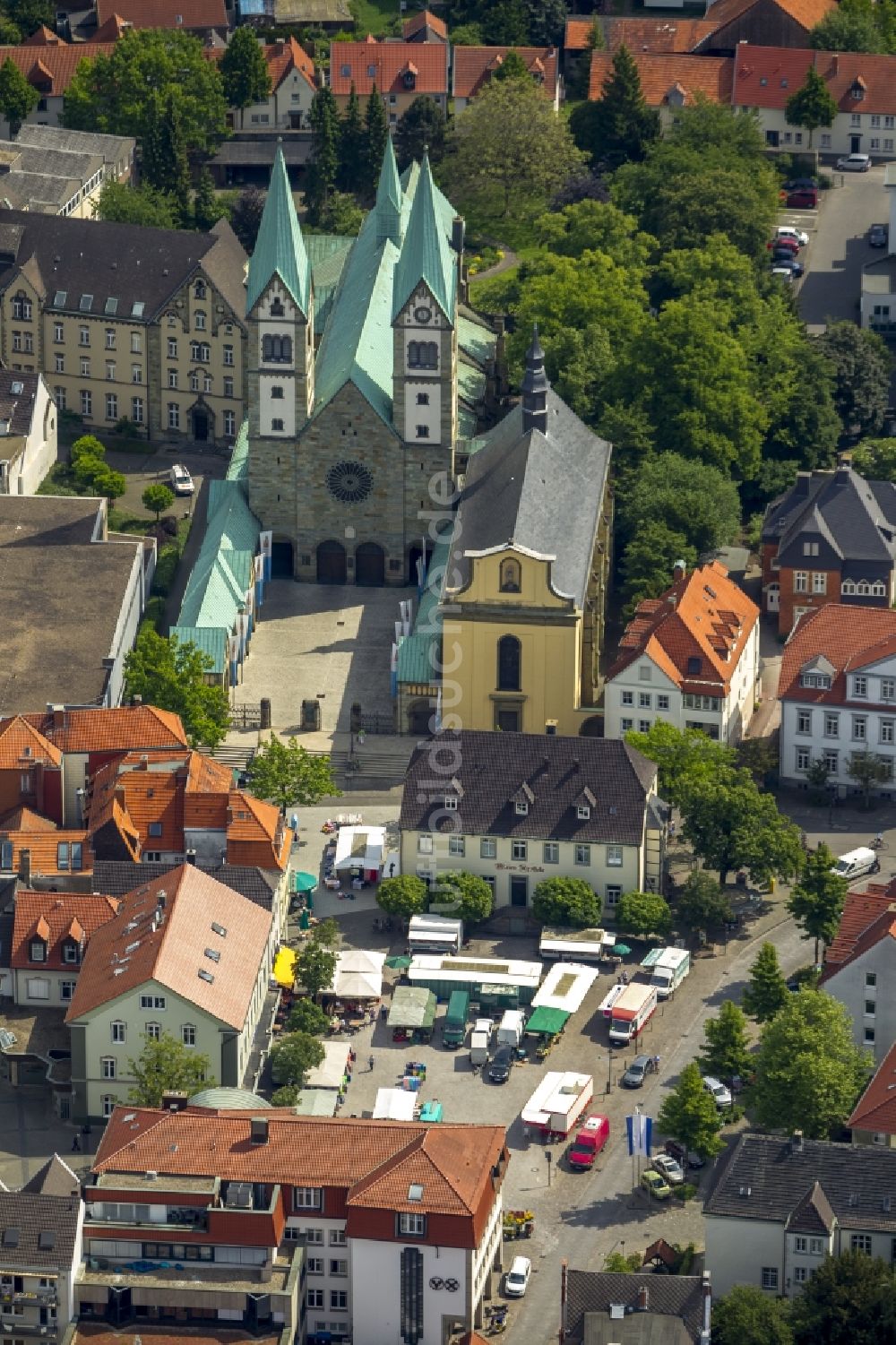 Luftaufnahme Werl - Grüne, kupferbeschlagene Türme der Hallenkirche Kirche St. Walburga - einer neuromantischen Wallfahrtsbasilika in Werl im Bundesland Nordrhein-Westfalen