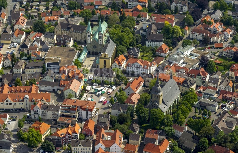 Werl von oben - Grüne, kupferbeschlagene Türme der Hallenkirche Kirche St. Walburga - einer neuromantischen Wallfahrtsbasilika in Werl im Bundesland Nordrhein-Westfalen